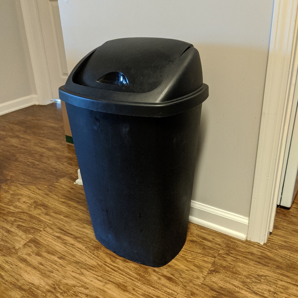 Garbage can - Picture 2 of 4